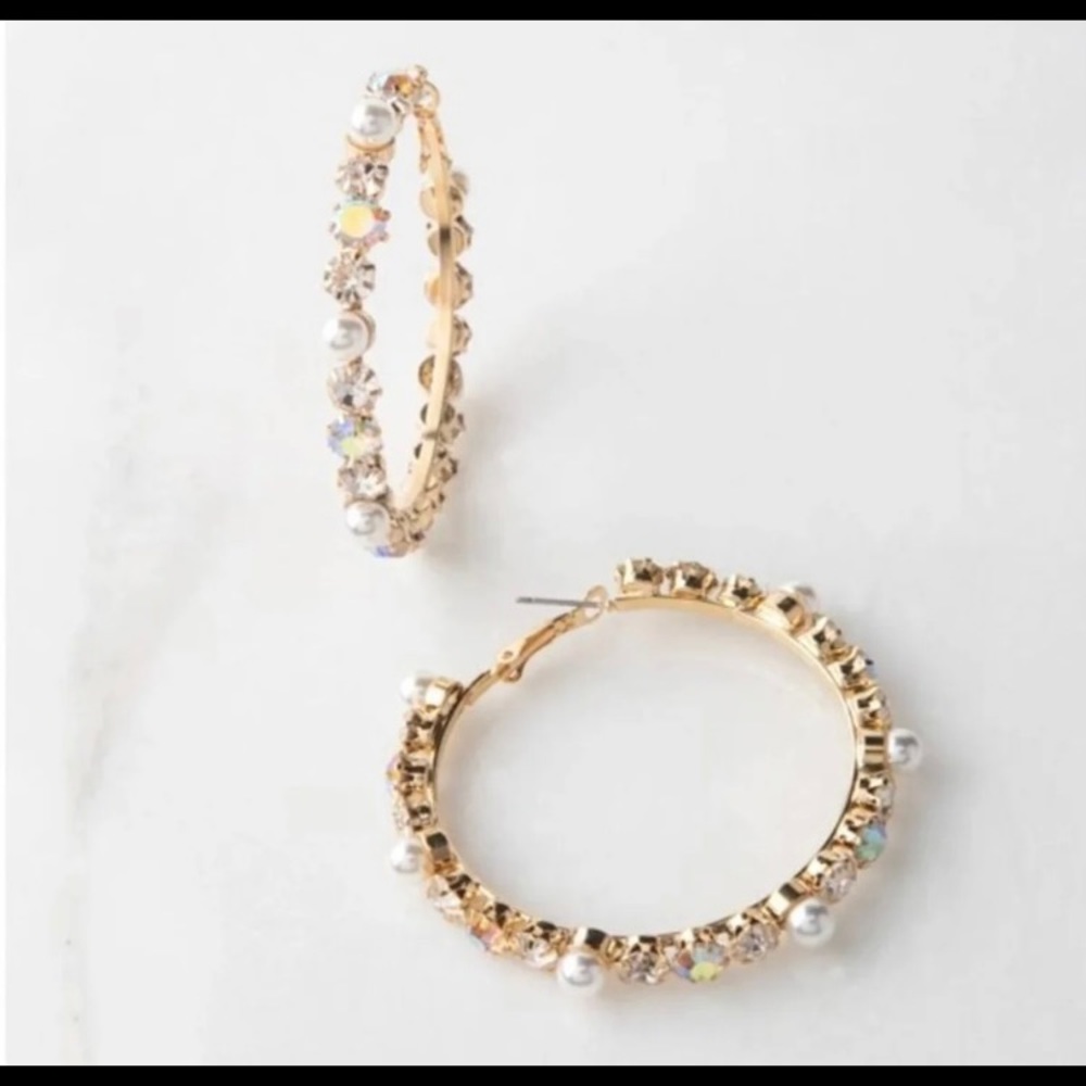 LAST ONE FIRST OFFER GETS IT Beautiful bling hoop earring!